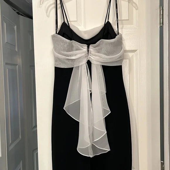 Night Way Collections. Beautiful long black evening dress. Size 8 never worn - Picture 1 of 15